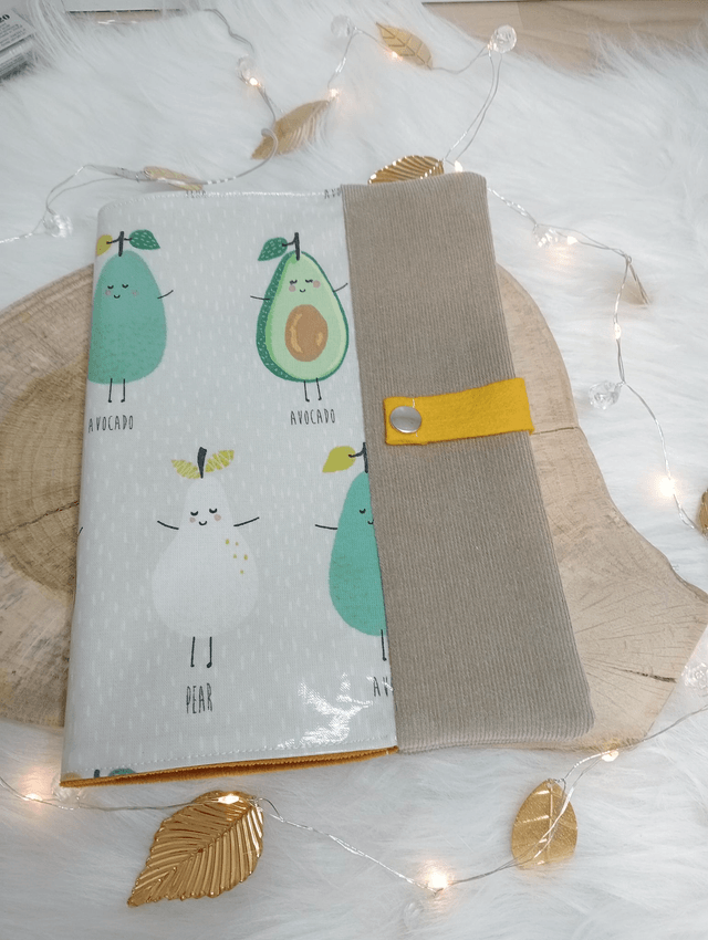 Protège carnet de santé "Avocats mignons"